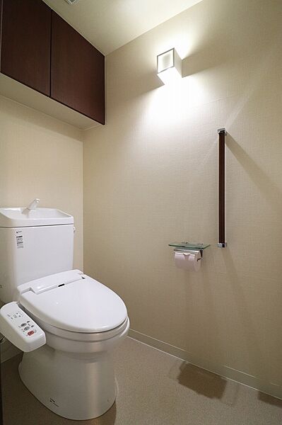 吊戸棚を備えたすっきりとしたトイレ空間
