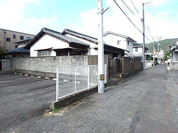 道路含む外観写真