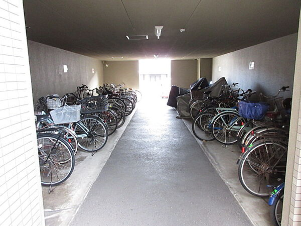 自転車置場（2025年2月現在、空き有、使用料月額100円）