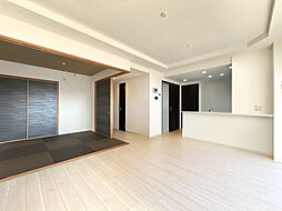 ロイヤルガーデン松縄パークロード 3LDKのリビング/ダイニング