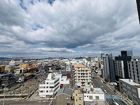 玄関側廊下からの眺望(永続的に保証されるものではございません)
