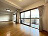 リビング/ダイニング：南向き住戸のため、日当たり良好です