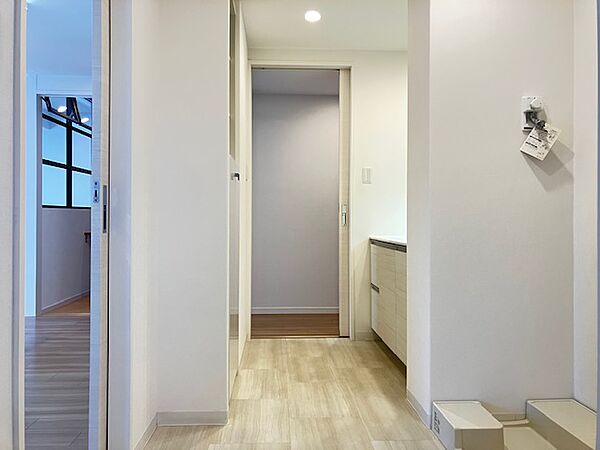 洗面室は、廊下側とキッチン側からの双方行き来が可能です。