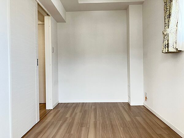 キッチン横の約4．4帖のサービスルームは、東側に窓のあるお部屋です。