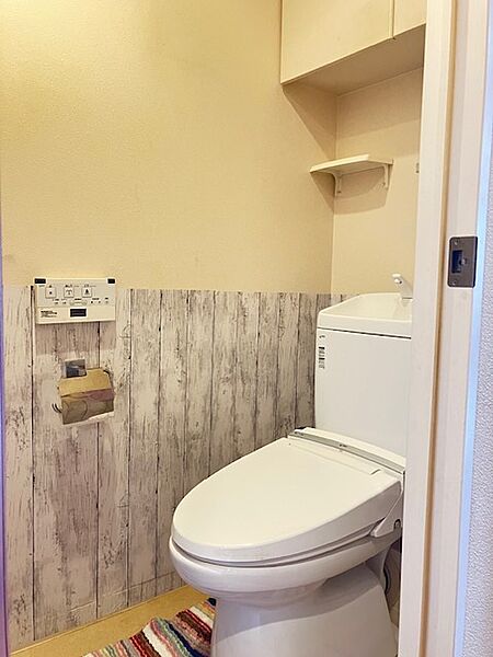 上部に吊り戸棚があるので、トイレットペーパーのストックや掃除用品を収納できます。