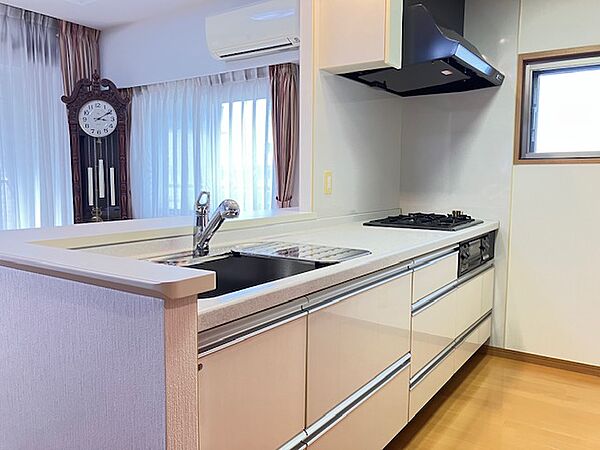 料理をしながら会話を楽しめる、対面式キッチンが採用されています