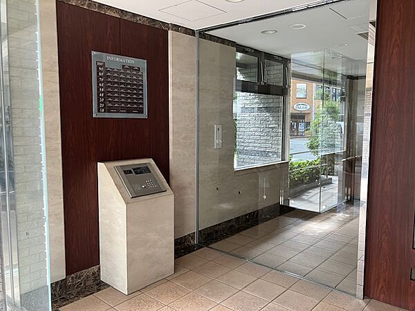 不審者や勧誘員などが建物内に立ち入るのを防いでくれるオートロック付き。