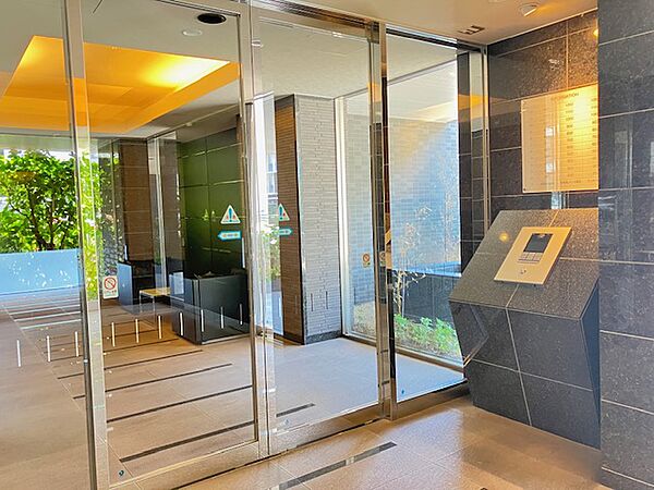 不審者や勧誘員などが建物内に立ち入るのを防いでくれるオートロック付き。