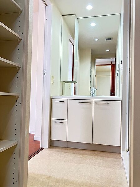 キッチンと廊下から双方行き来ができる洗面室