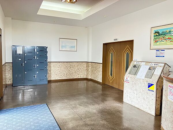 エントランスには宅配ボックスがございます