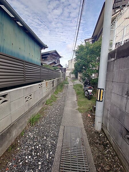 北側通路（附属対象地側）