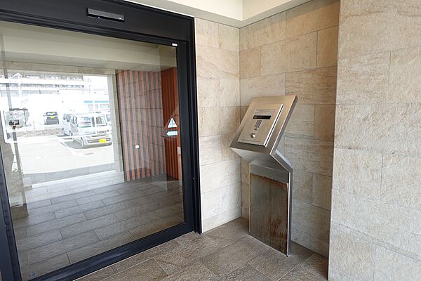 マンション入口のオートロック扉前