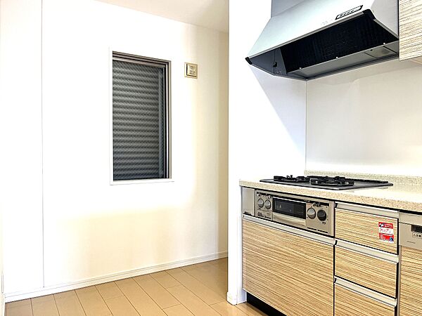 キッチンには冷蔵庫スペースがあります。
