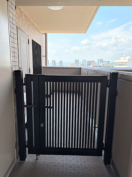 　専用ポーチ前には門扉あり