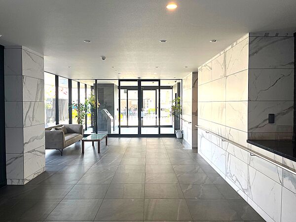　来訪者を迎えるマンションの1階ロビーです。