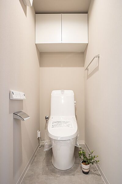 　吊戸棚付きのトイレ