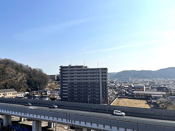 　南側バルコニーからの南東方面の眺望です。（眺望は永続的に保証されるものではありません）