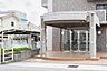 エントランス：　来訪者を迎えるエントランス