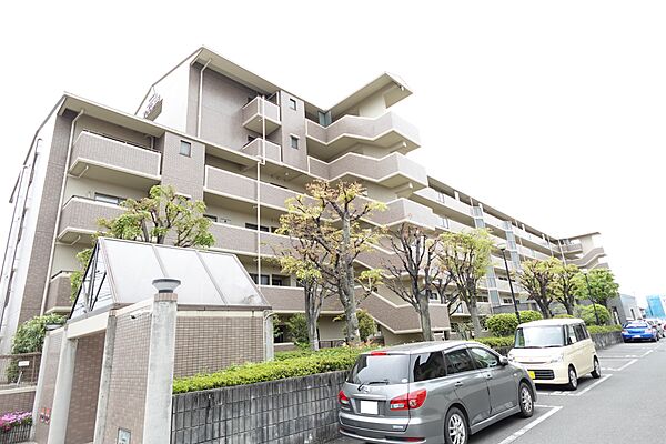 北東方向からの外観