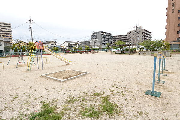 上中野二丁目公園　約250m（徒歩4分）
