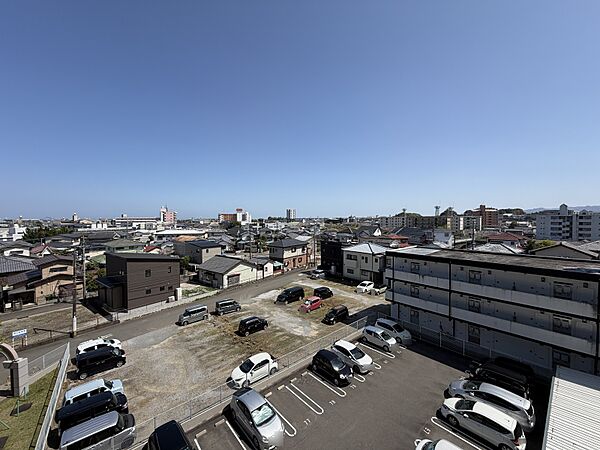 南東側バルコニーからの眺望（写真の眺望は永続的に保証されておりません）