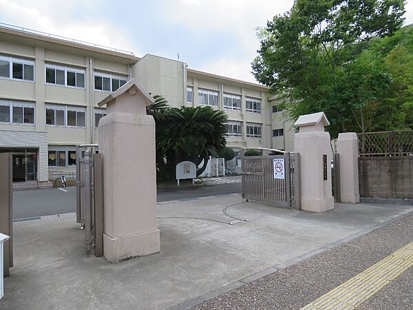 附属小学校まで80ｍ