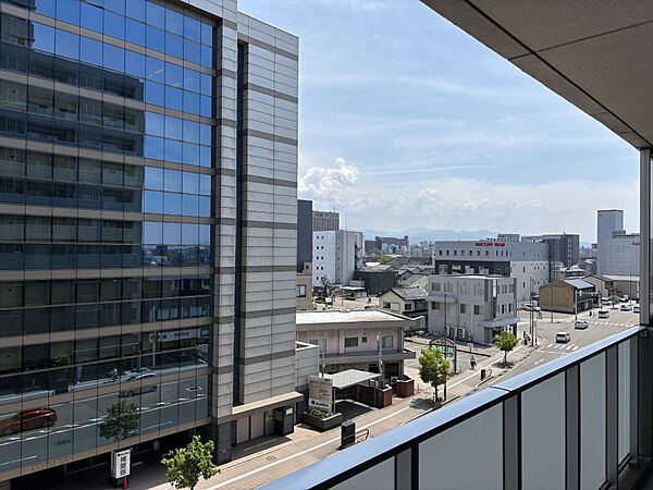 バルコニーからの眺望（南方面）　眺望は永続的に保証されるものではございません。