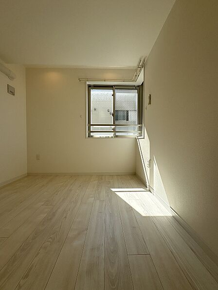 約5.0帖の洋室(1) 午後の陽光が差し込むお部屋です。