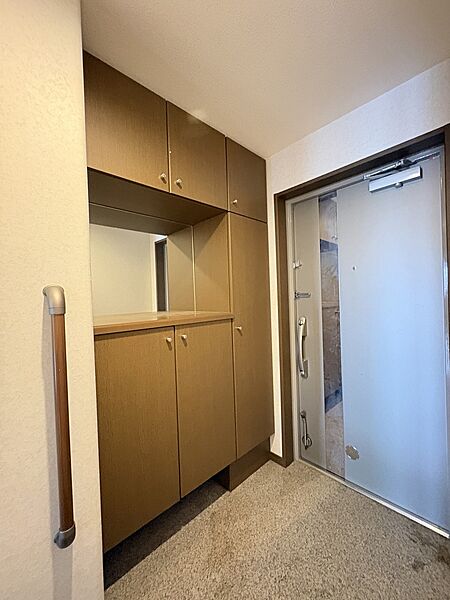　天井高さまでの玄関収納