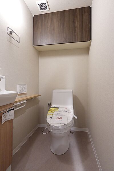 　吊戸棚付きのトイレ