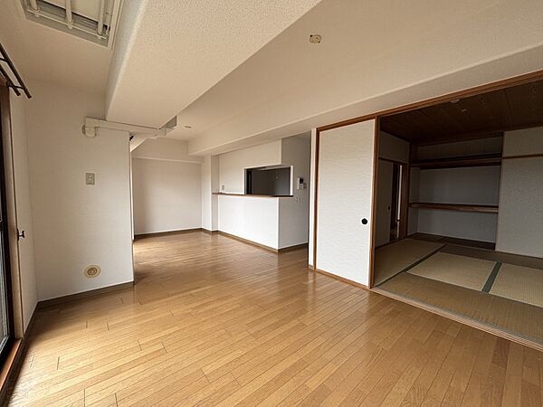リビングダイニング約13.4帖。開口部の面積が大きく、明るい空間です。