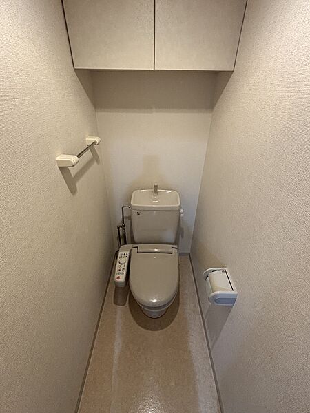 トイレ。洗浄暖房便座付き。