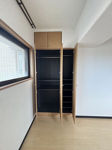 洋室約6.8帖。開口部が2面あり、採光に優れております。