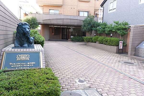 　マンション正面より