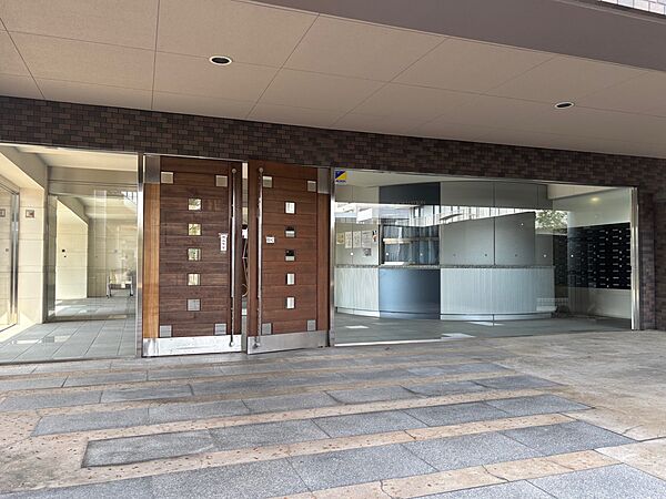 清潔感のある正面玄関