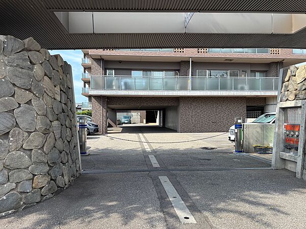 駐車場入り口　自走式平面駐車場1台確保
