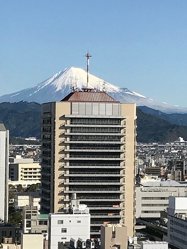 　バルコニーから北東向きに撮影された富士山（天候によってご覧いただけない場合がございます。）