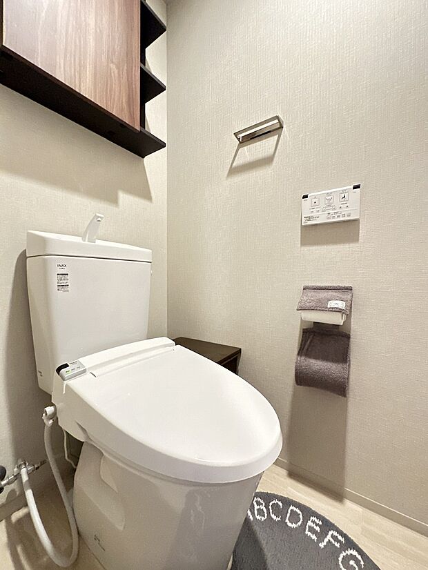 　おしゃれなデザインの吊戸棚があるトイレです