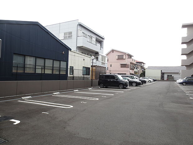 　平面駐車場（月3500円、軽専用区画）1台継承可能、2023年10月5日現在