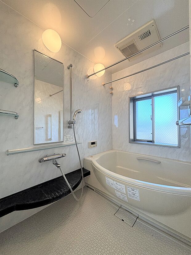 　窓付の浴室　親子でも入りやすいシェル型浴槽　浴室暖房換気乾燥機付