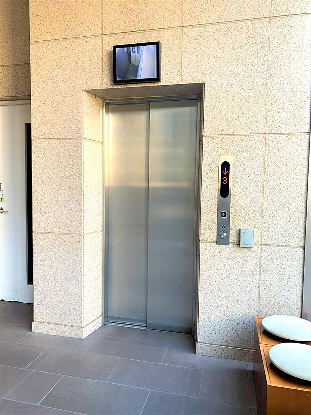 　共用エレベーター　1階に籠内が確認できるモニターを設置