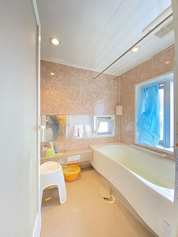　1620サイズのユニットバス　2ヶ所に窓があり、通風良好の明るい浴室です