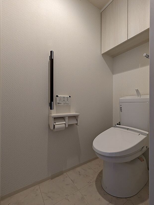 扉付きの収納スペースがあるトイレ