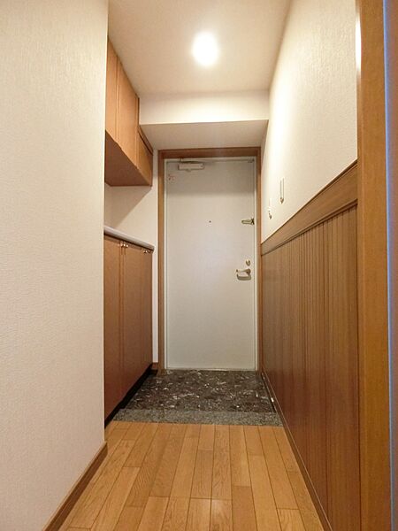 汚れや傷がつきやすい場所に腰板を配した玄関