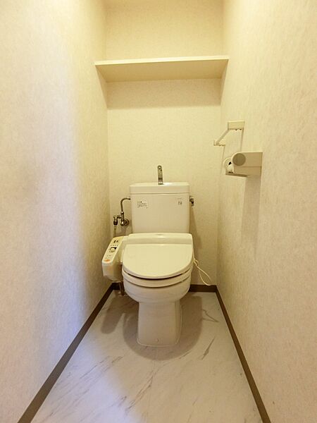 温水洗浄便座が付いたトイレ