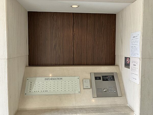 共用エントランス　風除室　オートロック