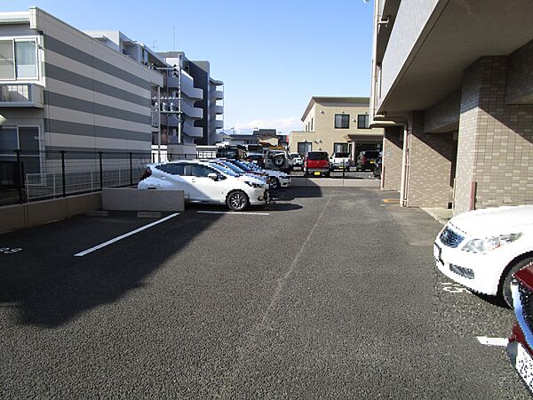 敷地内平置駐車場（使用料：月額6000円・8000円／車両制限有／確認日：2025年9月16日）