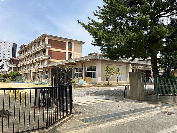 福島市立三河台小学校へ徒歩4分（約250ｍ）