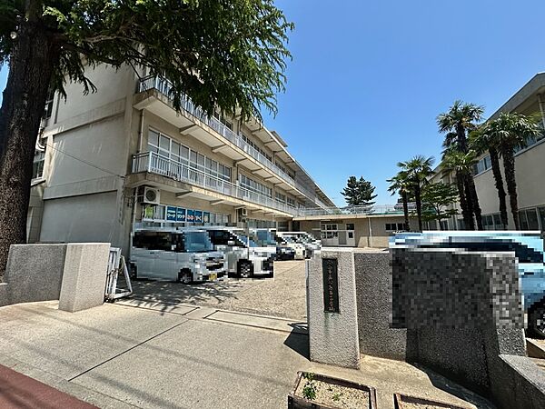 福島市立福島第一小学校へ徒歩3分（約240ｍ）