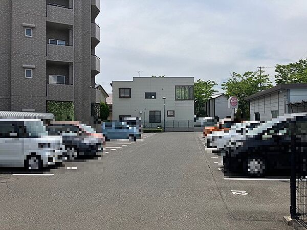 敷地内平置駐車場（使用料：月額5000円・7000円／車両制限有）